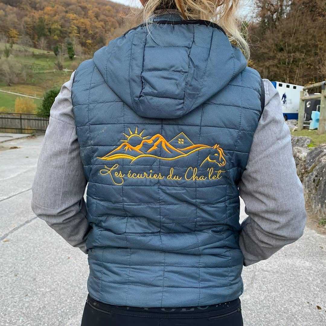 Petite séance photo pour vous présenter les nouvelles vestes des écuries !! 🎉😍
On commence par la softshell, toutes tailles, proposée à 85€.
Ensuite on a la doudoune sans manche, toutes tailles, proposée à 90€.
La veste d'hiver, toutes tailles également, à 95€.
Et pour finir, le pacho (bandeau d'hiver) proposé à 25€ !
N'hésitez pas à me contacter pour commander. Et comme d'hab les commandes partiront uniquement avec le réglement ! 😉

Merci à tous et à bientôt j'espère ! 🦄
